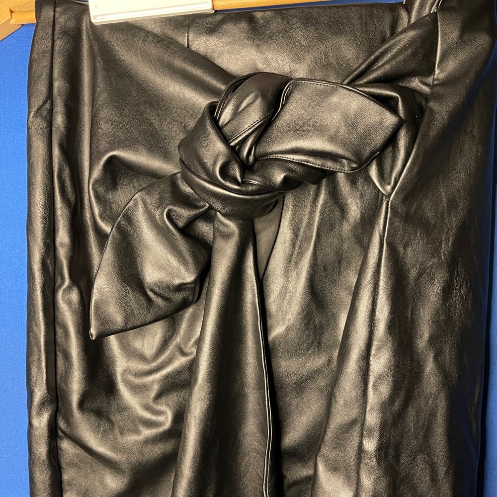 Black leather skirt with optional bow!